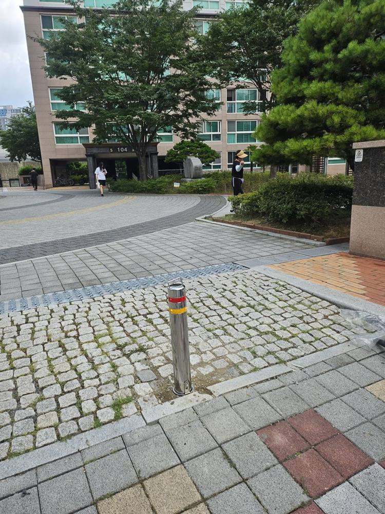 보도블럭에 매립한 스텐 일자볼라드