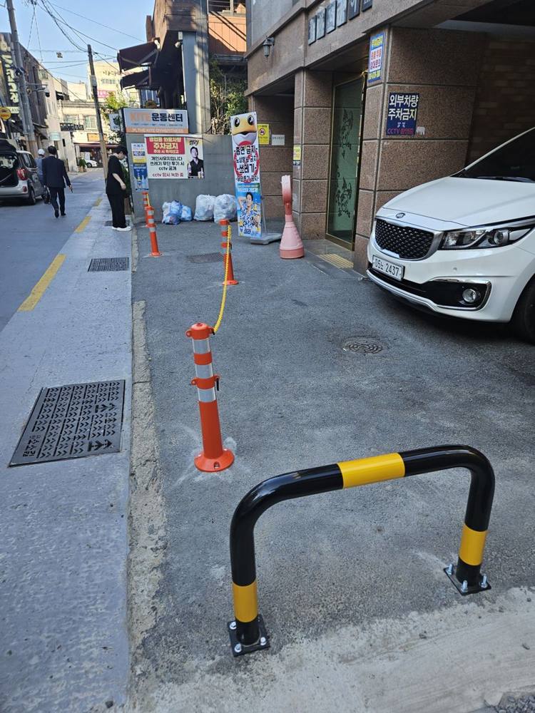 상가 앞 보도에 설치한 스틸 U볼라드