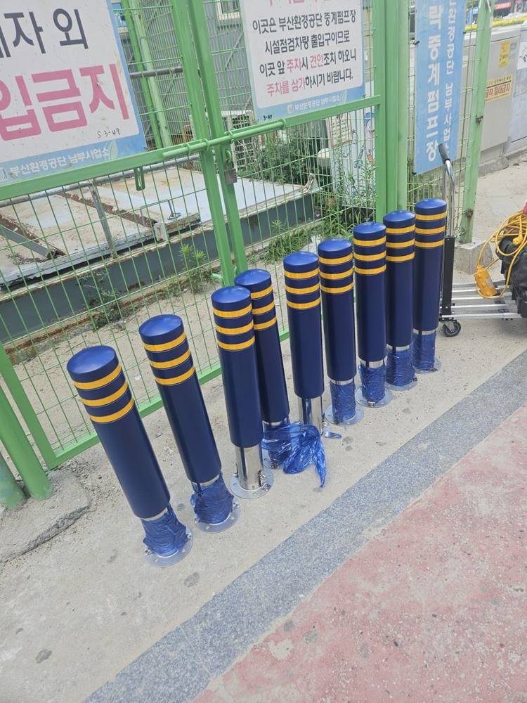 설치 전 청색 우레탄 볼라드