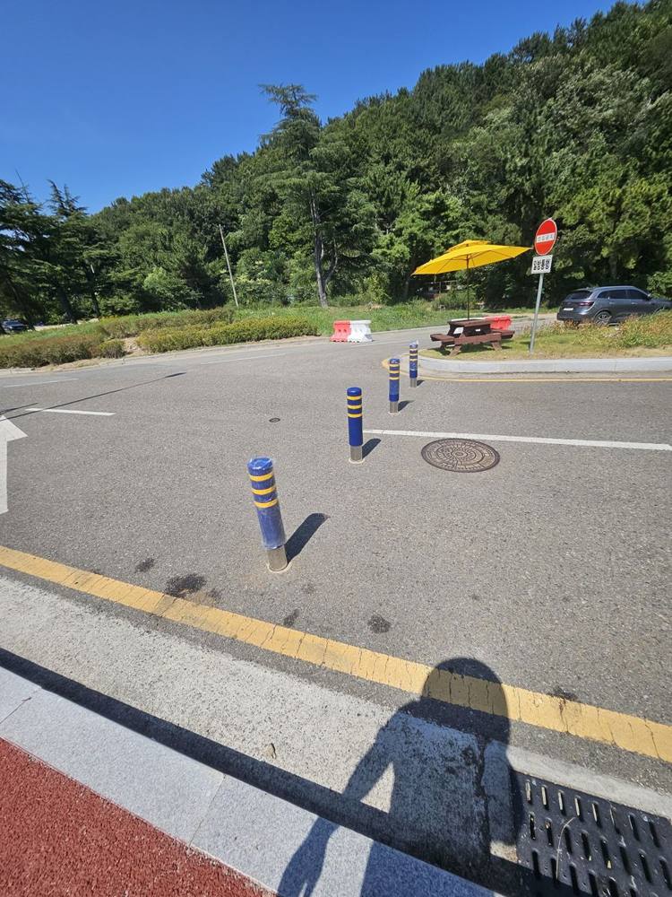 주차장 출입구에 설치한 우레탄 볼라드