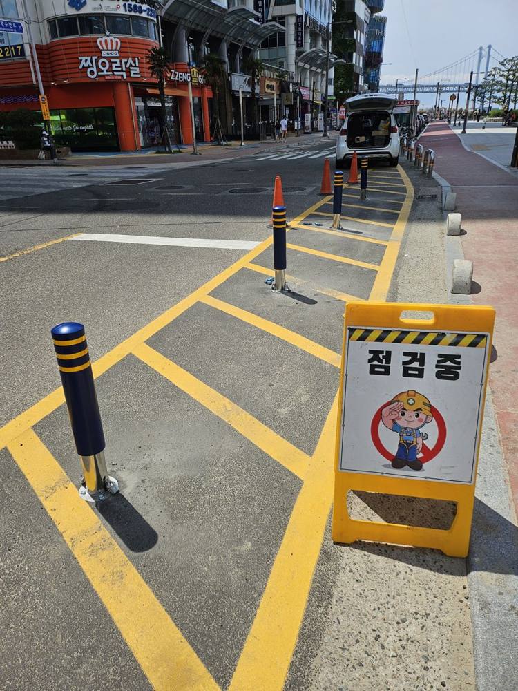 도로 노면표시 위에 설치한 우레탄 볼라드